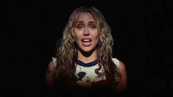 La voix grave de Miley Cyrus : est-elle due à son œdème de Reinke ? Analyse médicale